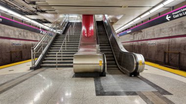 Toronto, ON, Kanada - 30 Ocak 2026: Beton duvarlar, merdivenler ve sarı dokunmatik kaldırımlar içeren boş bir modern metro istasyonu.