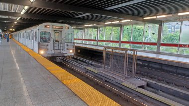 Toronto, ON, Kanada - 30 Eylül 2025: İçerideki Old Mill metro istasyonunda (Yeşil Hat) görüntüle