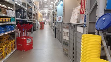 Toronto, ON, Kanada - 25 Kasım 2025: Büyük bir perakende mağazası Rona 'nın geniş bir görünümü, ticari alandaki uzun koridorlar, ürün gösterimleri ve genel tabelasını gösteriyor.