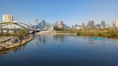 Toronto, ON, Kanada - 13 Ekim 2025: Şehir merkezi gökyüzü modern bir yaya köprüsünün yanındaki su üzerinde görülebiliyor.