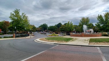 Charlotte, NC, ABD - 10 Ekim 2025: Açık renkli kaplamalı ve tuğla aksanlı modern bir otel binası.