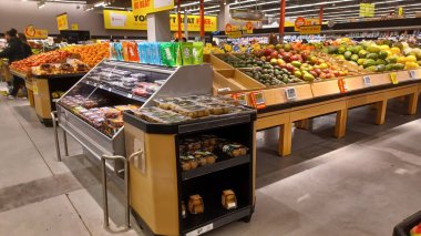 Toronto, ON, Kanada - 6 Aralık 2025: Bir süpermarketin perakende bölümünde elma, meyve ve sebze de dahil olmak üzere canlı bir taze ürün seçimi sergilenmektedir