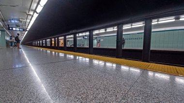 Toronto, ON, Kanada - 24 Eylül 2025: Bloor ve Young metro istasyonunda (Yeşil Hat) görüntüle