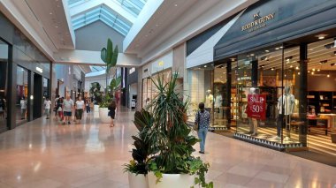 Toronto, ON, Kanada - 5 Ocak 2026: Müşteriler büyük bir Sherway Gardens alışveriş merkezinin perakende mağazalarının önünden geçtiler.