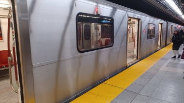 Toronto, ON, Kanada - 5 Ocak 2026: Açık kapılı TTC Sabway vagonuna bakın.