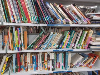 Toronto, On, Kanada - 27 Kasım 2024: Value Village ikinci el mağazasındaki kitap bölümüne bakın.