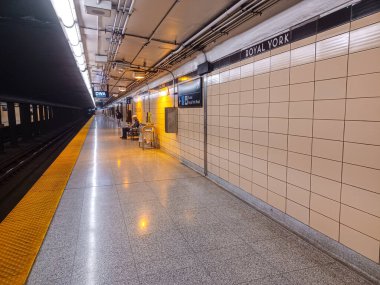 Toronto, ON, Kanada - 13 Ekim 2025: içerideki Royal York metro istasyonuna bakın.