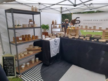 Toronto, ON, Kanada - 3 Eylül 2025: Müşteriler, Cabbagetown 'daki bir sanat ve zanaat pazarında el yapımı mallara ve diğer eşyalara bakıyorlar.