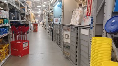 Toronto, ON, Kanada - 25 Kasım 2025: Büyük bir perakende mağazası Rona 'nın geniş bir görünümü, ticari alandaki uzun koridorlar, ürün gösterimleri ve genel tabelasını gösteriyor.