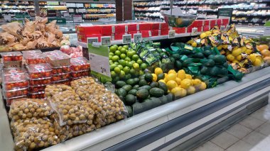 Toronto, ON, Kanada - 25 Kasım 2025: Taze yeşil yapraklı sebzeler paketlenir ve T ve T ve T Asya süpermarketlerinin üretim bölümünde soğutulmuş bir kutuda sergilenir.