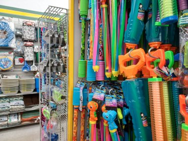 Toronto, On, Kanada - 14 Temmuz 2024: Farklı ürünler mağaza raflarında sıralanır