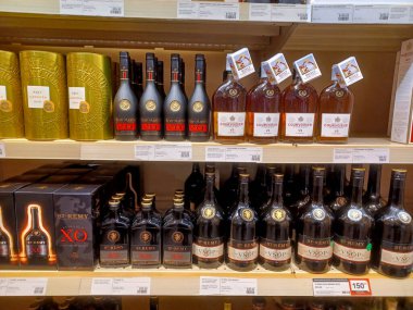 Toronto, On, Kanada - 30 Kasım 2024: LCBO alkol mağazasının iç görünümü