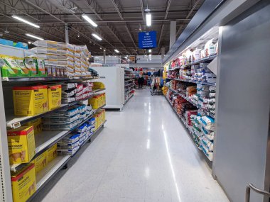 Toronto, On, Kanada - 27 Kasım 2024: Süpermarket reyonlarındaki bakkal reyonlarına bakın