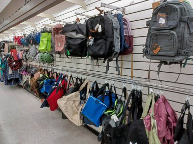 Toronto, On, Kanada - 11 Ocak 2024: Kazananlar perakende mağazasının raflarına bakın