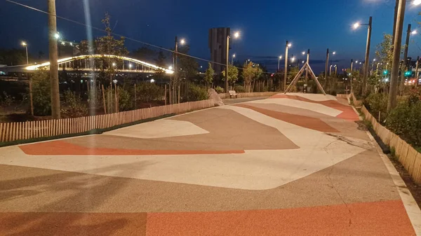 Toronto, ON, Kanada - 13 Ekim 2025: Toronto 'daki Biidaasige Park' ta ahşap yapıları olan bir şehir parkı ve insanlar renkli bir günbatımının keyfini çıkarıyorlar..