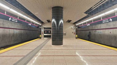 Toronto, ON, Kanada - 4 Şubat 2026: Banliyö trenini beklerken Don Mills metro istasyonunda duranlar.