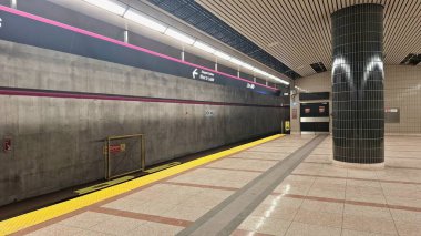 Toronto, ON, Kanada - 4 Şubat 2026: Banliyö trenini beklerken Don Mills metro istasyonunda duranlar.