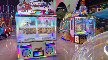 Toronto, ON, Kanada - 3 Şubat 2026: Geniş bir aile macera parkı Mutlu Krallık içindeki çeşitli atari makinelerini ve eğlence merkezlerini aydınlatan renkli neon ışıklar.