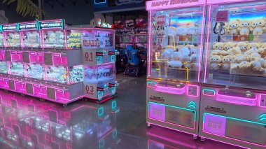 Toronto, ON, Kanada - 3 Şubat 2026: Geniş bir aile macera parkı Mutlu Krallık içindeki çeşitli atari makinelerini ve eğlence merkezlerini aydınlatan renkli neon ışıklar.