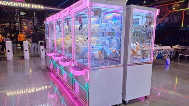 Toronto, ON, Kanada - 3 Şubat 2026: Geniş bir aile macera parkı Mutlu Krallık içindeki çeşitli atari makinelerini ve eğlence merkezlerini aydınlatan renkli neon ışıklar.