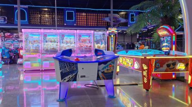 Toronto, ON, Kanada - 3 Şubat 2026: Geniş bir aile macera parkı Mutlu Krallık içindeki çeşitli atari makinelerini ve eğlence merkezlerini aydınlatan renkli neon ışıklar.