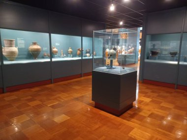 Toronto, ON, Kanada - 25 Kasım 2025: Antik Yunan heykel ve eserleri tarihi sahnelerin yer aldığı bir müze galerisinde sergileniyor