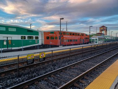 Etobikola, ON, Kanada 20 Ekim 2024: Oakville Go tren istasyonu manzarası.