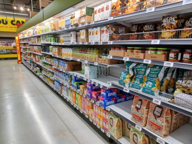 Toronto, On, Kanada - 23 Ağustos 2024: Kanada 'daki No Frills marketindeki rafların iç görünümü.