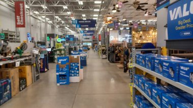 Toronto, ON, Kanada - 25 Kasım 2025: Büyük bir perakende mağazası Rona 'nın geniş bir görünümü, ticari alandaki uzun koridorlar, ürün gösterimleri ve genel tabelasını gösteriyor.