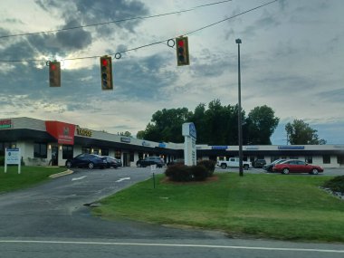 Charlotte, NC, ABD - 9 Haziran 2025: Görüntü, günlük hayatın altını çizerek, restoranları ve dükkanları olan ticari bir alan gösteriyor.