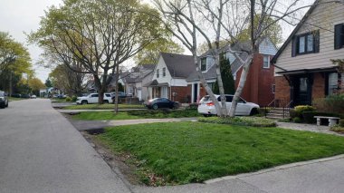 Toronto, ON, Kanada - 26 Nisan 2025: İlkbaharda Etobicoke 'da sakin bir cadde araba ve evlerle doludur.