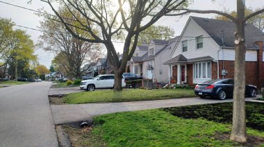 Toronto, ON, Kanada - 26 Nisan 2025: Bu fotoğraf bahar sezonunda Etobicoke 'da sakin bir banliyö bölgesini temsil ediyor.