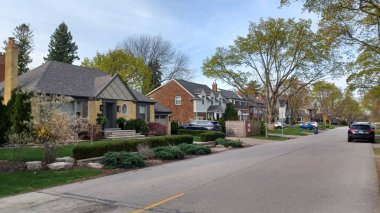 Toronto, ON, Kanada - 26 Nisan 2025: Evler ilkbaharda Etobicoke 'da sakin bir cadde oluşturur.