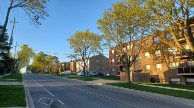 Toronto, ON, Kanada - 26 Nisan 2025: Etobikola caddesi baharda çiçek açan ağaçları gösteriyor.