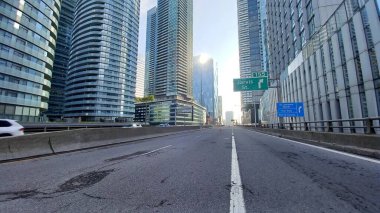 Toronto, ON, Kanada - 28 Temmuz 2025: Toronto Gardiner Otoyolu 'nun aşağısındaki bir manzara parlak güneş ışığı altında şehrin ufuk çizgisini gösteriyor.