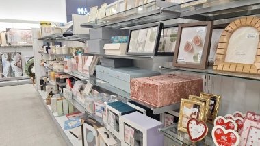 Toronto, ON, Kanada - 5 Şubat 2026: Bir Home Sense mağazasında çeşitli ev dekorasyonu ürünleri raflarda oturuyor ve ev dekorasyonu seçenekleri sunuyor.