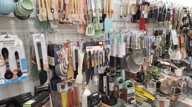 Toronto, ON, Kanada - 5 Şubat 2026: Home Sense mağazası rafları çeşitli mutfak gereçlerini sergiliyor; ev aşçılarına ve aşçılara hizmet veriyor.