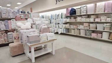 Toronto, ON, Kanada - 5 Şubat 2026: Bir Home Sense mağazasının rafı çeşitli ev dekorları ve yatak takımları sergiliyor, görsel olarak çekici bir görüntü yaratıyor.