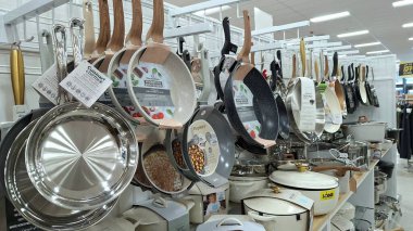 Toronto, ON, Kanada - 5 Şubat 2026: Çeşitli tencere ve kızartma tavaları mağazalardan sarkıyor, bir alışveriş ve ev konsepti yaratıyor.