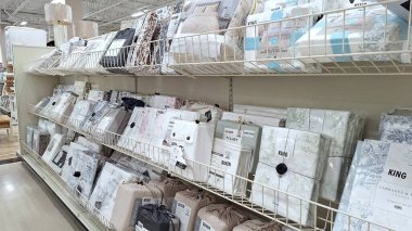 Toronto, ON, Kanada - 5 Şubat 2026: Bir Home Sense perakende mağazasında beyaz raflarda geniş bir yatak seti seçildi.