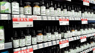 Toronto, ON, Kanada - 30 Ağustos 2025: Bir mağaza rafında çeşitli St. Francis Herb Farm ürünleri satışa sunuluyor, doğal ilaçlar ve sağlık malzemeleri sergileniyor.