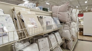 Toronto, ON, Kanada - 5 Şubat 2026: Home Sense mağazasında satılık çeşitli paketlenmiş çarşaflar sergileniyor.