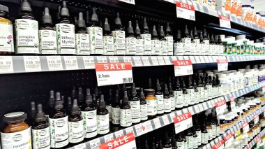 Toronto, ON, Kanada - 30 Ağustos 2025: Sağlıklı bir gezegen mağazası rafı çeşitli doğal sağlık ürünleri ve bitkisel ilaçlarla dolu.