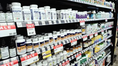 Toronto, ON, Kanada - 30 Ağustos 2025: Sağlıklı gıda mağazasındaki bir koridorda çeşitli sindirim maddeleri depolanmış raflar görülüyor.