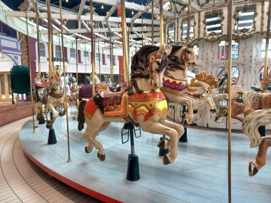 Toronto, ON, Kanada - 26 Şubat 2026: Kapalı lunapark atlıkarıncasında atlar ve süslemeler var.