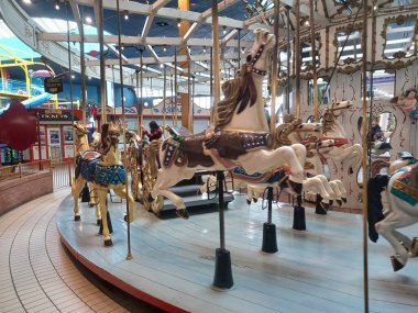 Toronto, ON, Kanada - 26 Şubat 2026: Bu atlıkarıncanın farklı atları ve lunaparkta bir gezisi var.