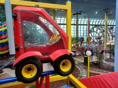 Toronto, ON, Kanada - 26 Şubat 2026: Canlı sahne neşeli bir atmosfer yaratan bir çocuk gezisini gösteriyor. Aile teması, eğlence ve kapalı mekan aktiviteleri için mükemmel..