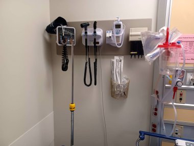 Toronto, ON, Kanada - 26 Şubat 2026: Hastane odası hasta bakımı için gerekli tıbbi ekipmanlara sahip.