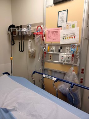 Toronto, ON, Kanada - 26 Şubat 2026: Bir hastane odasında tıbbi ekipman ve hasta yatağı sergileniyor.