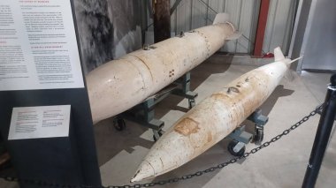 Ottawa, ON, Kanada - 9 Ağustos 2025: Diefenbunker müzesinde iki tarihi nükleer bomba sergileniyor, Soğuk Savaş dönemi sergisi askeri tarih ve nükleer tehdidi vurguluyor